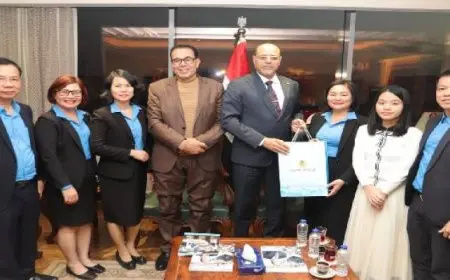 وزير العمل يلتقي وفداً من الاتحاد الوطني للملابس والمنسوجات الفيتنامي