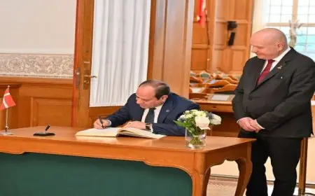 الرئيس السيسي يوقع في سجل كبار الزوار بالبرلمان الدنماركي