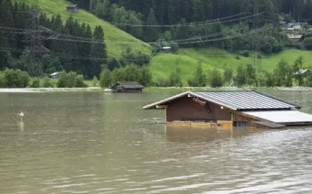 مصرع وفقدان 12 شخصًا جراء الفيضانات العارمة والانهيارات الأرضية في إندونيسيا