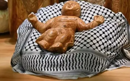 الفاتيكان يستخدم الكوفية الفلسطينية في مشهد الميلاد