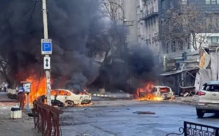 أوكرانيا: مقتل وإصابة ثمانية أشخاص في غارات روسية على خيرسون