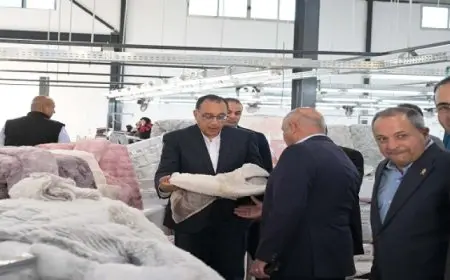 مدبولي يتفقد مصنعي “ستريت ايه جينز” للملابس الجاهزة و “أنتيك” للملابس والمفروشات بالمنطقة الصناعية جنوب بورسعيد