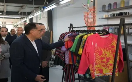 رئيس الوزراء يتفقد مصنع “إيمرلي” لطباعة الأقمشة وقطع الليزر بالمنطقة الصناعية جنوب بورسعيد