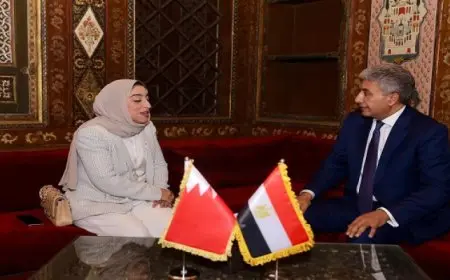 وزير السياحة والآثار يلتقي نظيرته في مملكة البحرين