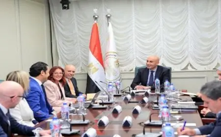 وزير التربية والتعليم يبحث مع مسئولي هيئة كامبريدج سبل تعزيز مشروعات التعاون المشترك