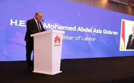 وزير العمل يُسلم عقود عمل..منها لذوي همم..ويُكرم الـ20 شركة الأعلى توظيفًا