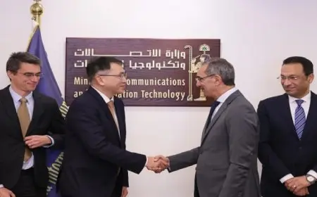 وزير الاتصالات يبحث مع نائب رئيس البنك الدولى التعاون فى مجالات التحول الرقمى وتطوير البنية التحتية الرقمية فى قرى حياة كريمة