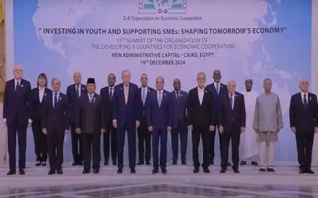 الرئيس السيسي يتوسط ة تذكارية للقادة المشاركين في قمة الثماني النامية