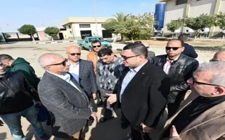 وزير الإسكان يتفقد محاور الطرق ومحطة رفع الصرف الصحي بالقاهرة الجديدة