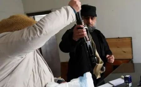 عناصر الجيش السوري يسلمون أسلحتهم لهيئة تحرير الشام