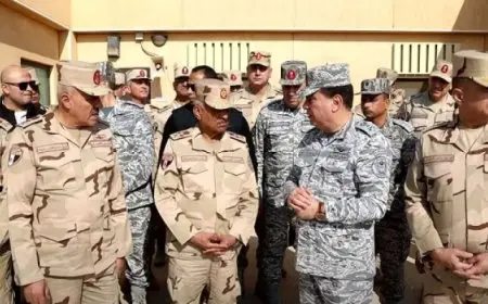 وزير الدفاع يتفقد إحدى القواعد الجوية ويؤكد قدرة “مقاتلي الجو” على تأمين الدولة