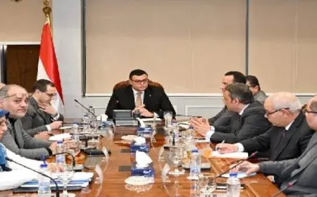 وزير الإسكان يتابع سير العمل بهيئة المجتمعات العمرانية وخطط العمل المستقبلية