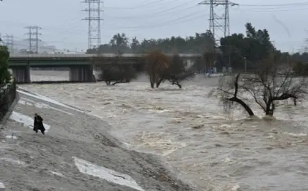 قتلى وجرحى جراء عاصفة حادة تضرب الساحل الأوسط لكاليفورنيا وحدوث فيضانات