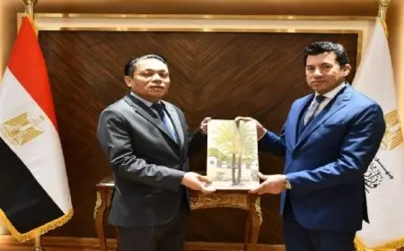 وزير الشباب والرياضة يستقبل السفير الماليزي بمصر