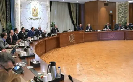 رئيس الوزراء يتابع الموقف التنفيذي لمستشفى “500500”