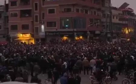 سوريا: تظاهرات بعد هجوم مفترض على مقام علوي.. وحظر تجول ليلي في حمص