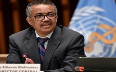 مدير الصحة العالمية يقول إنه كان في مطار صنعاء أثناء القصف الإسرائيلي