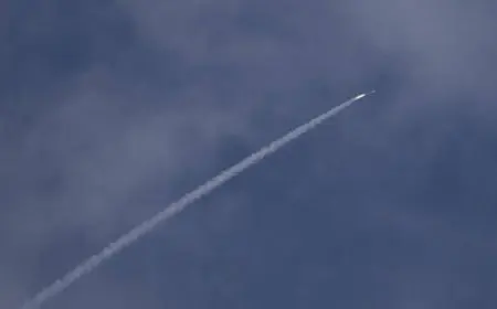 الحوثيون يعلنون استهداف مطار بن جوريون في إسرائيل بصاروخ باليستي