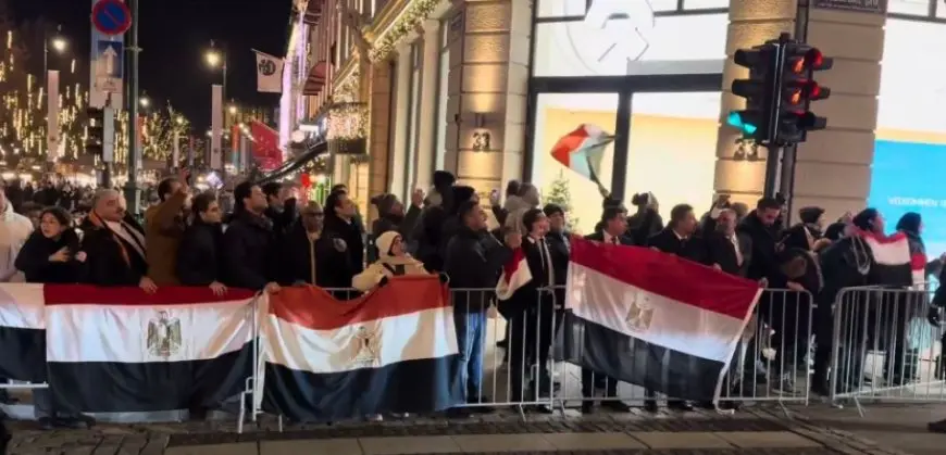 الجالية المصرية بالنرويج تتجمَّع أمام مقر إقامة الرئيس السيسي للتعبير عن دعمها