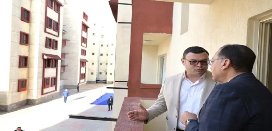 مدبولي يتفقد مشروعات للإسكان الاجتماعي بمدينة بورفؤاد ويُسلم عددا من عقود الوحدات السكنية لمستحقيها