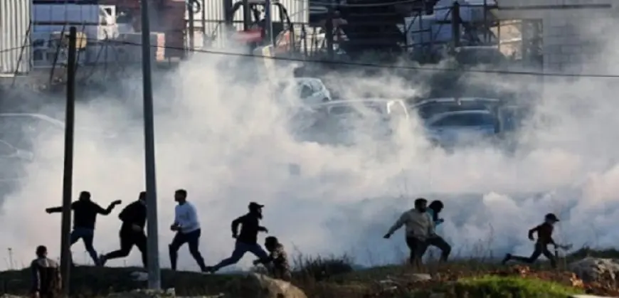 إصابة عشرات الفلسطينيين بالاختناق خلال مواجهات مع الاحتلال الإسرائيلي في قرية يتما بالضفة الغربية