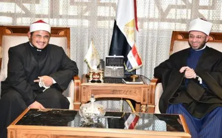وزير الأوقاف يستقبل الشاب محمود نجاح أبو زينة «صاحب واقعة القطة الشهيرة»