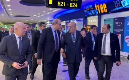 وزير الطيران يفتتح استراحة جديدة لرجال الأعمال بمطار القاهرة ويتفقد حركة التشغيل