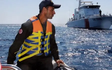 27 قتيلا على الأقل وإنقاذ العشرات في غرق قاربين للمهاجرين قبالة تونس