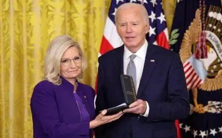 قبل نهاية رئاسته.. بايدن يوزع أرفع الأوسمة على مؤيديه