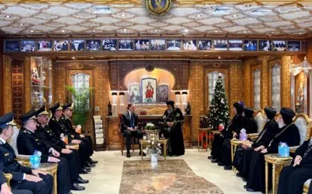 وزير الداخلية يزور البابا تواضروس الثاني للتهنئة بعيد الميلاد المجيد