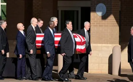 أشخاص غير عاديين يحملون نعش جيمي كارتر.. من هم؟ 