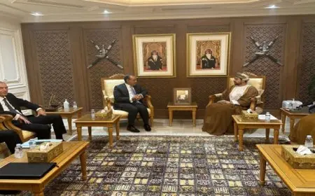 وزير الخارجية يبحث مع وزير التجارة والصناعة العُماني تعزيز التعاون الاقتصادي والتجاري بين البلدين