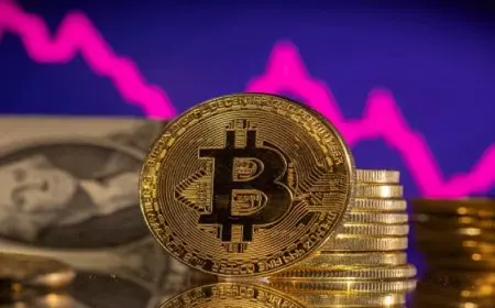 بيتكوين يهبط إلى ما دون 98 ألف دولار في تعاملات متقلبة