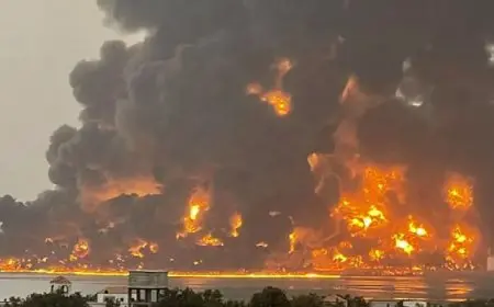 غارات جوية أمريكية وبريطانية وإسرائيلية مشتركة على مناطق سيطرة الحوثيين باليمن ومنها ميناء نفطي