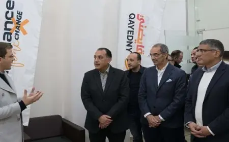 رئيس الوزراء يتفقد عددا من المعامل الخاصة باحتضان الشركات الناشئة والابتكار