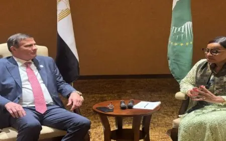 وزير الزراعة يلتقي مفوض الزراعة والتنمية الريفية بالاتحاد الأفريقي في ختام قمة أوغندا