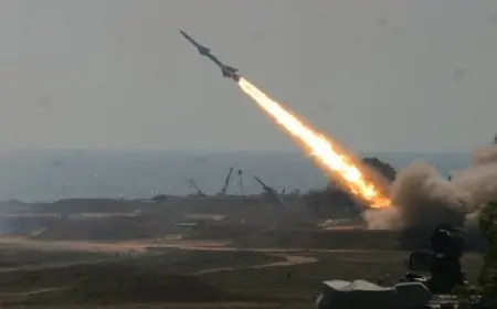 الحوثيون يعلنون استهداف مقر وزارة الدفاع الإسرائيلية بصاروخ باليستي