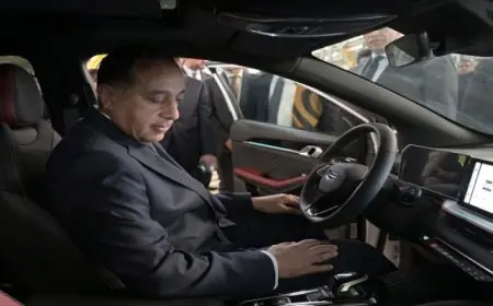 بال .. رئيس الوزراء يتجول بمصنع تجميع سيارات “جيلى” ويؤكد اهتمام الدولة بملف الصناعة خاصة صناعة السيارات