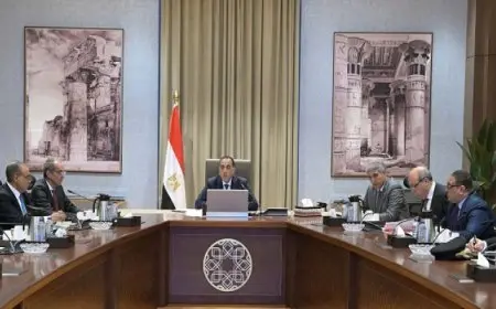 رئيس الوزراء يبحث مقترحات تيسير إنهاء إجراءات وصول السائحين إلى المطارات المصرية
