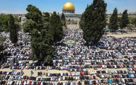 60 ألفا يؤدون صلاة الجمعة فى المسجد الأقصى