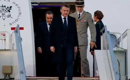 ماكرون في بيروت.. ووعد بدعم الحكومة الجديدة