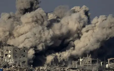 قبل ساعات قليلة من بدء تنفيذ وقف إطلاق النار.. إسرائيل تكثف غاراتها على غزة