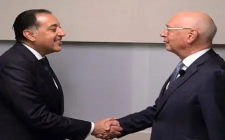 رئيس الوزراء يلتقي مؤسس المنتدى الاقتصادي العالمي ورئيسه التنفيذي