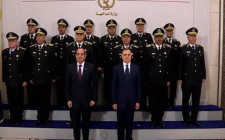الرئيس السيسى يتصدر ة تذكارية مع وزير الداخلية وأعضاء المجلس الأعلى للشرطة