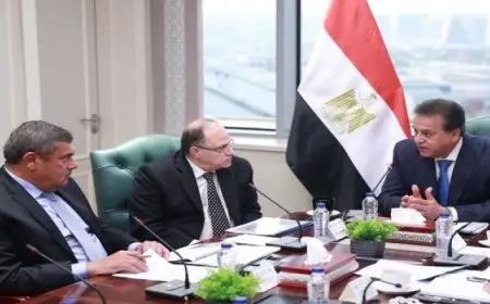 وزير الصحة يناقش الاستراتيجية الوطنية لنفاذ المستحضرات الطبية للأسواق العالمية