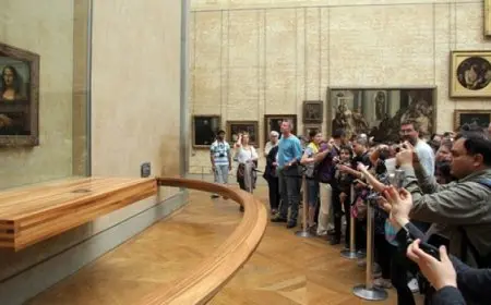 الرئيس الفرنسي يعلن عن خطط لتجديد متحف اللوفر ونقل “الموناليزا” إلى غرفة مخصصة لها