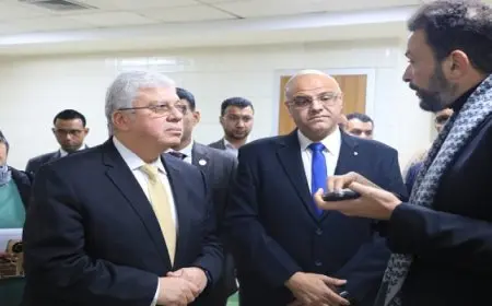 وزير التعليم العالى ومحافظ القليوبية فى زيارة تفقدية لمصابى غزة بمستشفى الناس الخيرى
