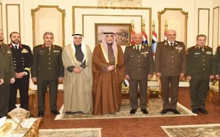 وزير الدفاع يبحث مع وزير الدفاع والداخلية الكويتى تعزيز العلاقات العسكرية والمستجدات بالمنطقة