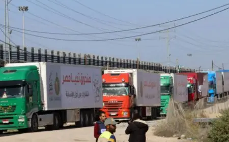 90 شاحنة مساعدات إنسانية تدخل إلى الفلسطينيين بقطاع غزة