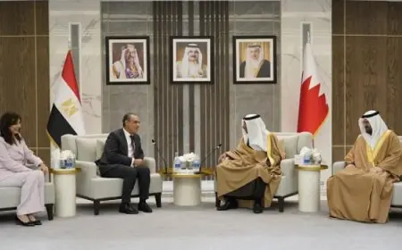 بدر عبد العاطى يستعرض فرص الاستثمار فى مصر مع رئيس وأعضاء غرفة صناعة وتجارة البحرين